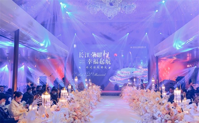 船于江中行，人在畫中游，是沉浸式郵輪婚禮給的浪漫